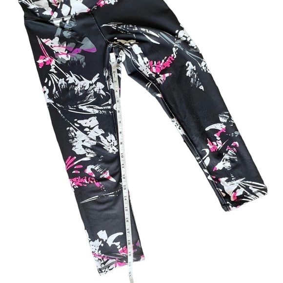 Fabletics black pink floral crop tag missing. See measurements pictured. - Picture 6 of 7
